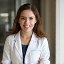 Portretul unui specialist în nutriție, cu o expresie înțeleaptă și informată